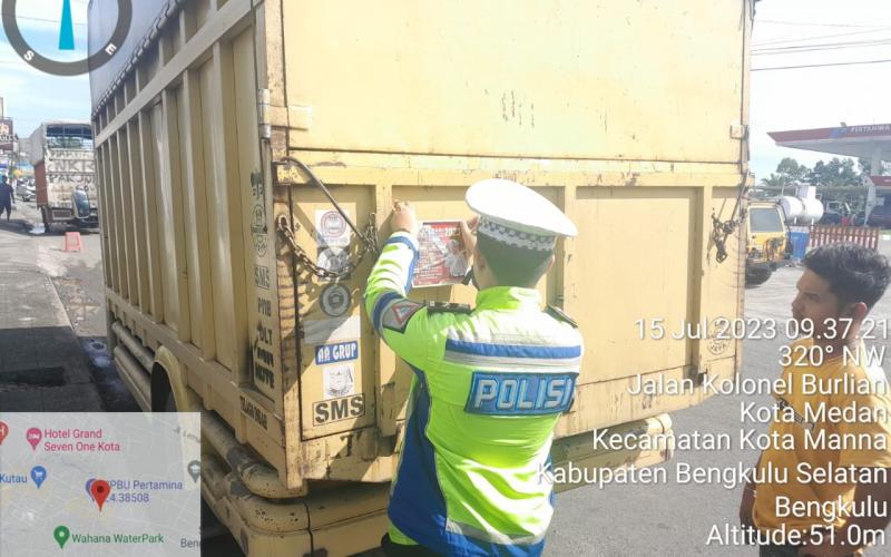 Operasi Patuh Nala, Satlantas Polres Bengkulu Selatan Bagikan Stiker dan Pamflet Keselamatan