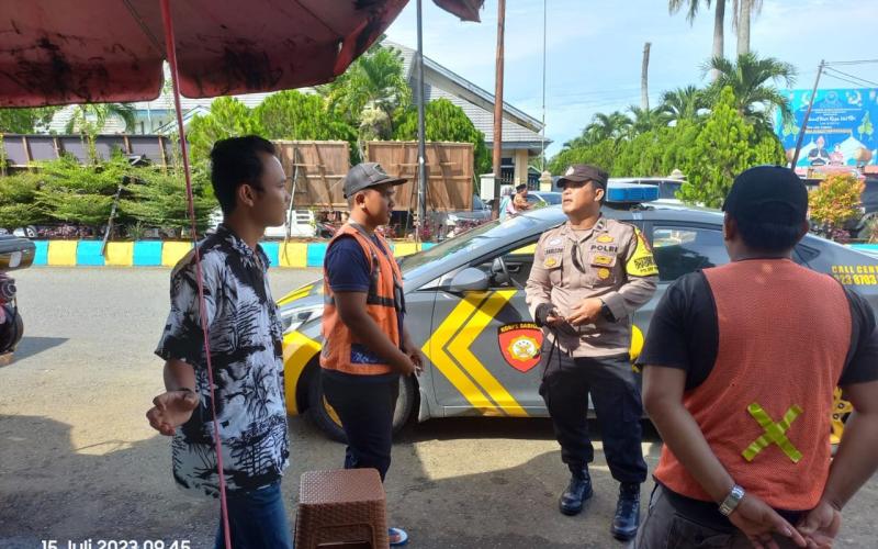 Jaga Keamanan dan Ketertiban, Bhabinkamtibmas Berikan Imbauan  kepada Petugas Parkir