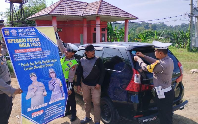 Ops Patuh Nala 2023, Polres Seluma Bagikan Brosur Tertib Berlalulintas