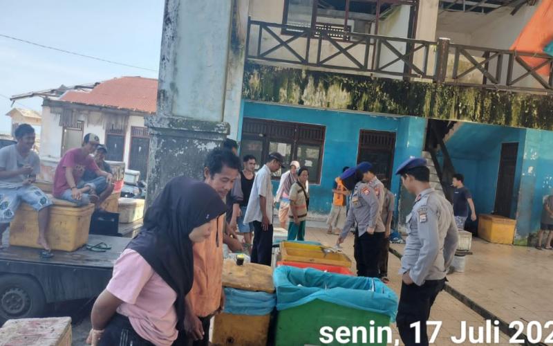 Patroli Sambang ke TPI Pasar Bawah, Satpolairud Polres Bengkulu Selatan Sampaikan Imbauan Kamtibmas