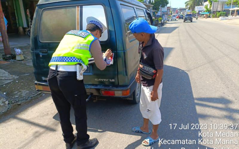 Sat Lantas Polres Bengkulu Selatan Laksanakan Pengaturan Lalu Lintas di Jalan Raya Pada Saat Jam Sibuk dan Rawan Kecelakaan