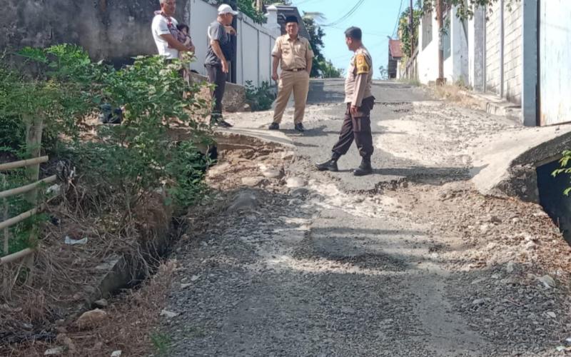 Bhabinkamtibmas Polsek Selebar Dampingi Pihak Kelurahan dan Dinas PUPR Cek Lokasi Jalan Rusak