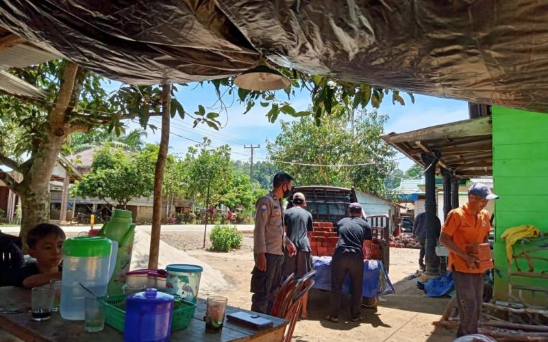 Bantu Kegiatan Masyarakat, Pak Babin Polsek Batiknau Tuai Pujian