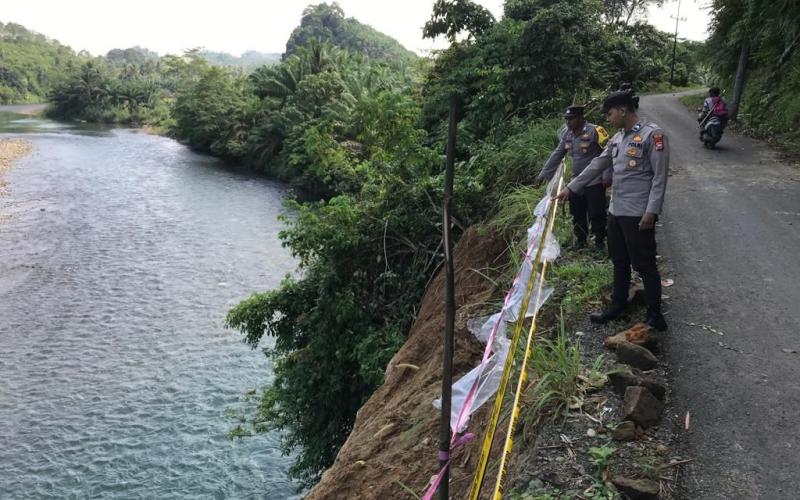 Cegah Laka Lantas, Polsek Semidang Alas Pasang Garis Polisi Sebagai Rambu Dilokasi Jalan Longsor