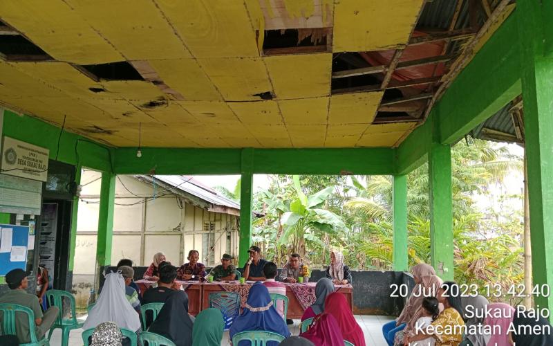 Bhabinkamtibmas Polsek Lebong Utara Hadiri Pembagian BLT DD Ekstrim di Desa Sukau Rajo