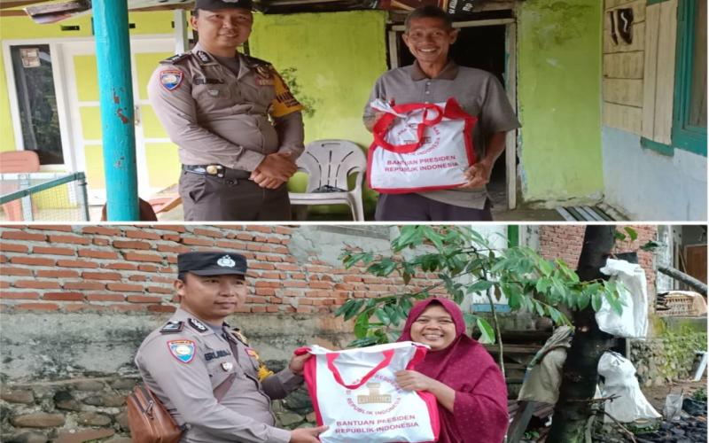 Bhabinkmatibmas Polsek Kampung, Bagikan Bnatuan Paket Sembako dari Presiden