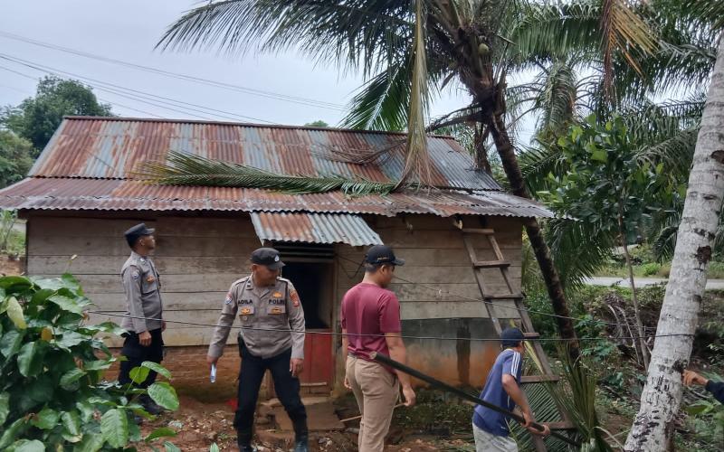 Quick Respon Polsek Giri Mulya Bantu Warga Terkena Bencana Angin Puting Beliung di Desa Rena Jaya