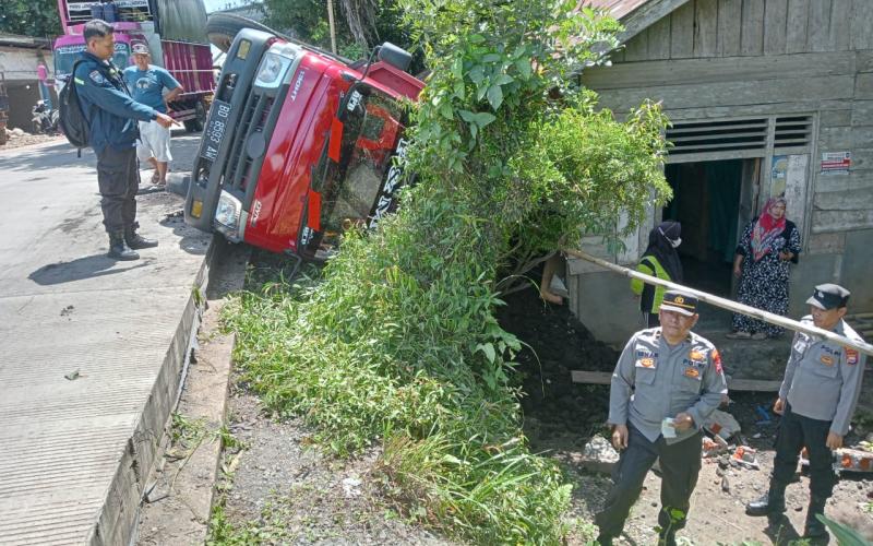Quick Respon, PLH Kapolsek Batiknau Datangi TKP Laka Lantas