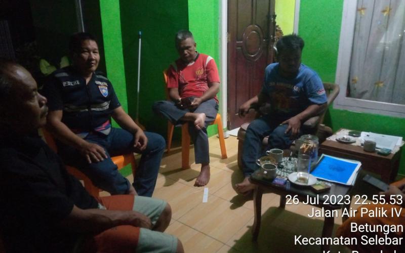 Sambangi Ketua LPM Kelurahan Betungan, Bhabinkamtibmas Sampaikan Imbauan Kamtibmas