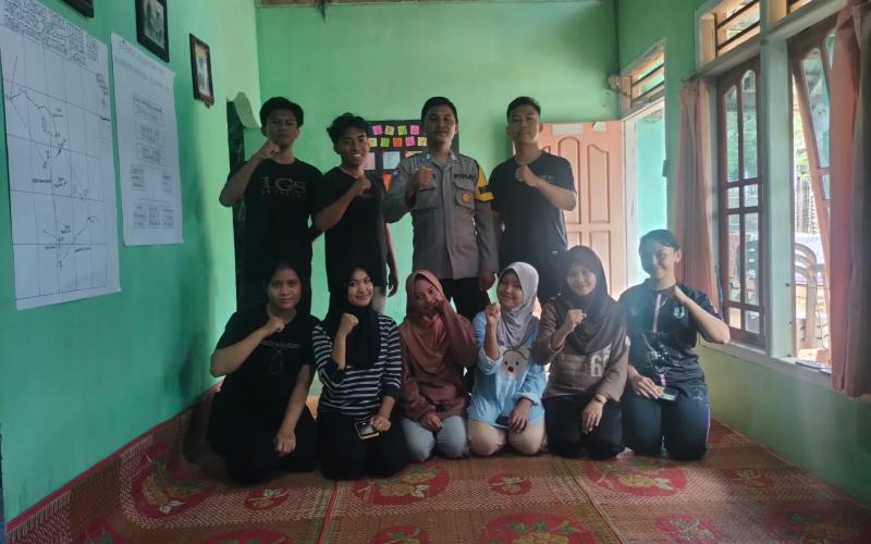 Bhabinkamtibmas Polsek Karang Tinggi Sambangi Mahasiswa KKN Unib, Sampaikan Imbauan Kamtibmas