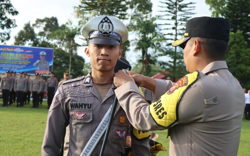 Kapolres Kepahiang Berikan Arahan dan Serahkan Bet Kepada Polisi RW