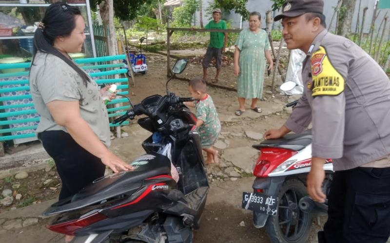 Lagi, Bhabinkamtibmas Polsek Kota Manna Sampaikan Teguran Simpatik kepada Pengguna Sepeda Motor yang Tidak Menggunakan Helm Standar SNI