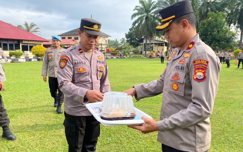 Usai Apel Pagi, Kapolres Bengkulu Selatan Beri Kejutan kepada 22 Anggotanya yang Ultah di Bulan Agustus 