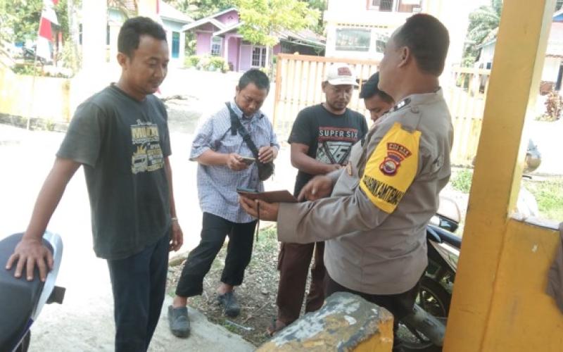 Bhabinkamtibmas Polsek Mukomuko Utara Ajak Warga Download Aplikasi Polri Super App