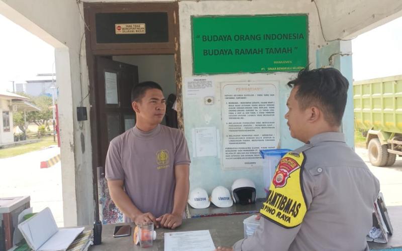 Bhabinkamtibmas Polsek Pino Raya Sambangi     Security PT SBS Nanjungan, Sampaikan Imbauan Kamtibmas