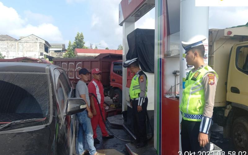 Sat Lantas Polres BS, Gelar Pengatran Lalin Antrian Pendistribusian BBM, Guna Wujudkan Kamseltibcar Lantas  