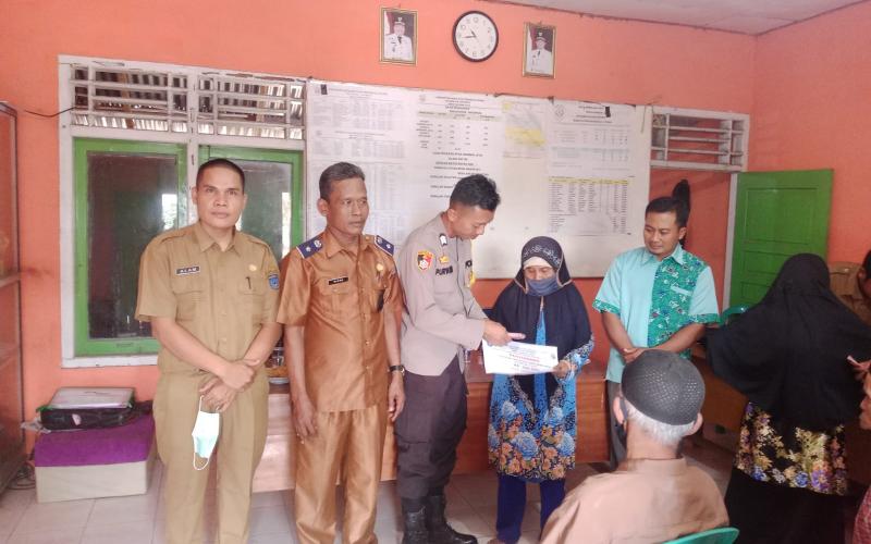 Pastikan Berjalan Lancar, Polisi RW Dampingi Penyaluran BLT Dana Desa