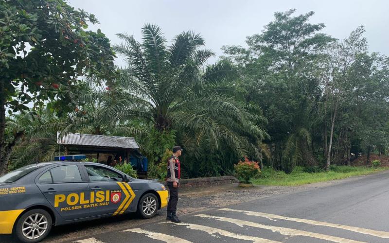 Polsek Batiknau Melaksanakan Pengaturan Lalin di Wilayah Rawan Kemacetan 