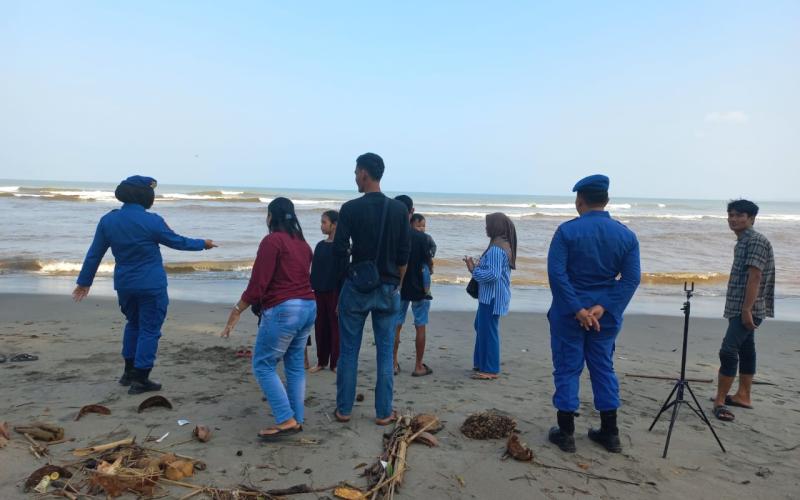 Patroli Dialogis, Polairud Polres BS Sampaikan Imbauan Kamtibmas Kepada Wisatawan Pantai Pasar Bawah 