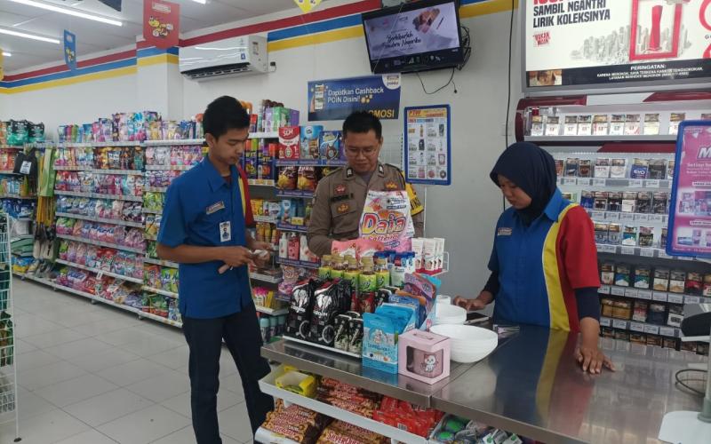 Sambangi Penjaga Indomaret, Bhabinkamtibmas Sampaikan Imbauan Kamtibmas