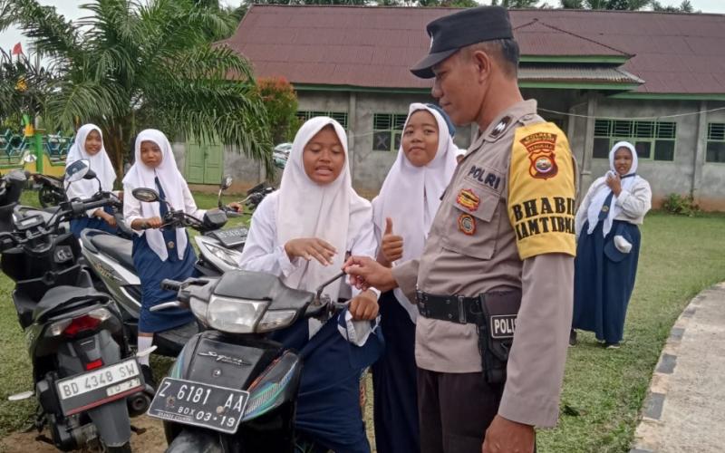 Sambangi Anak Sekolah, Bhabinkamtibmas Berikan Motivasi Belajar