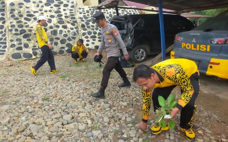 Menjaga Kebersihan dan Kedisiplinan di Lingkungan Kerja Polsek Batiknau Gelar Bersih-Bersih