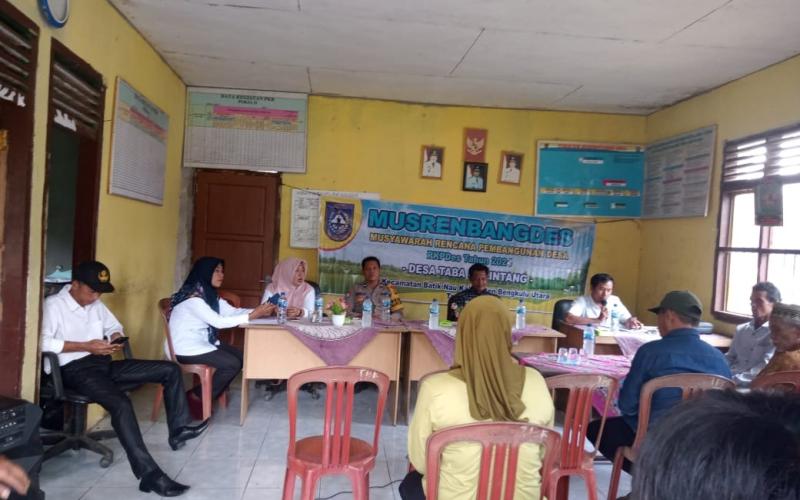 Hadir Musrenbang Desa, Bhabinkamtibmas Selipkan Pesan Pemilu Damai Untuk Warga Binaannya