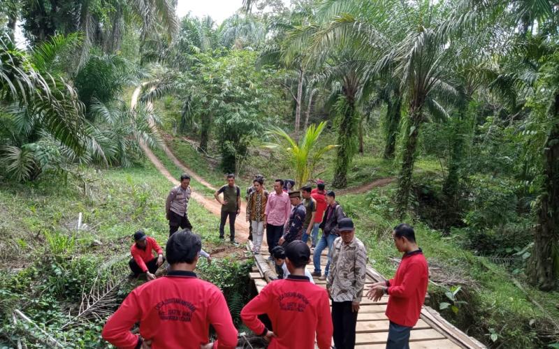 Bhabinkamtibmas hadiri titik Nol Pembangunan Jembatan Usaha Tani 