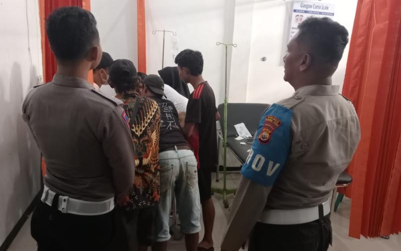 Gerak Cepat, Kanit Provos Polsek Batiknau Bantu Korban Laka Lantas