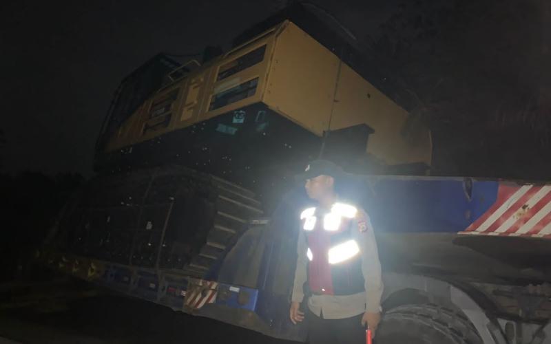 Quick Respon Polisi Datangi TKP Tronton Muatan Alat Berat Masuk Siring