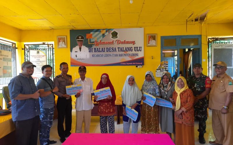 Bersinergi, Bhabinkamtibmas Polsek Lebong Utara Hadiri Pembagian BLT DD di Desa Talang Ulu