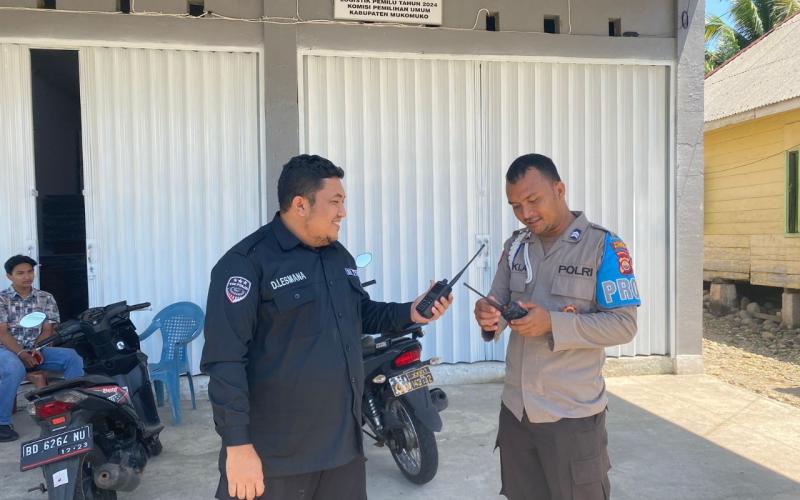 Satgas Banops Subsatgas OMB-Nala 2024 Polres Mukomuko Pasang Alat Komunikasi HT di Kantor KPU dan Bawaslu