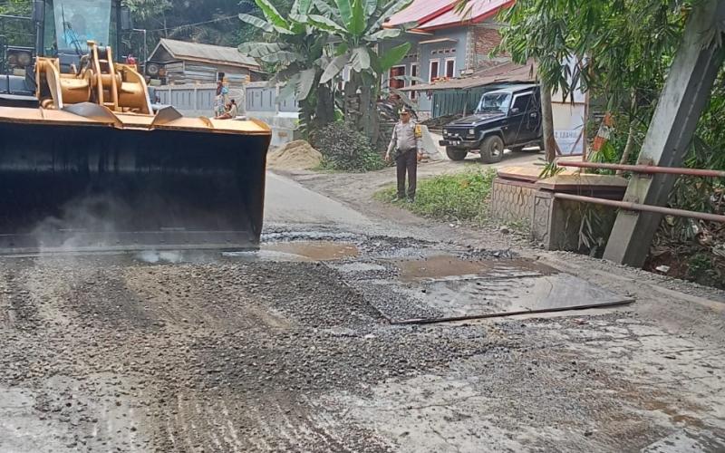 Bhabinkamtibmas Kamtibmas Polsek Batiknau Melakukan Gatur di Lokasi Jembatan yang Rusak Parah