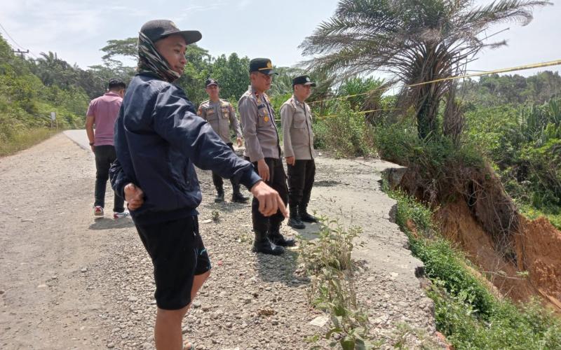 Kapolsek Batiknau Beserta Personelnya Cek Kondisi Jalan di Desa Selolong 