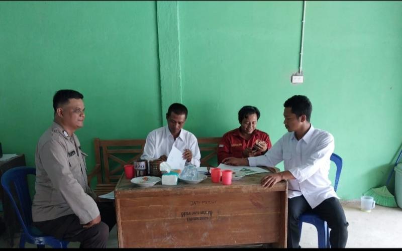 Sambangi Warga Jati Mulyo, Polsek Padang Guci Hulu Sampaikan Imbauan Kamtibmas