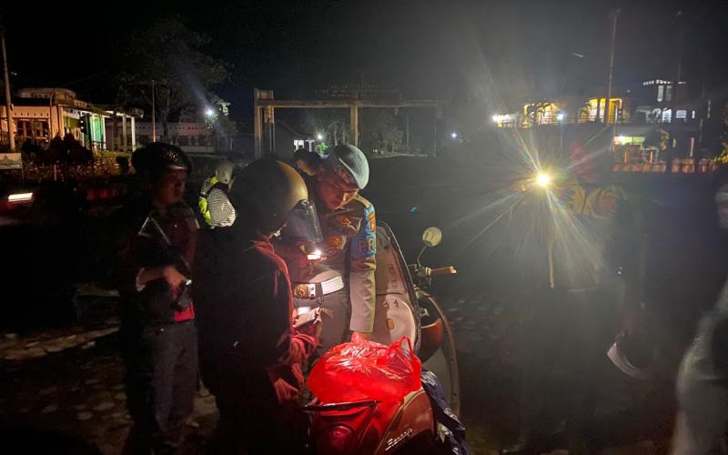 Pantau Situasi Kamtibmas, Piket Yanmas Polsek Kaur Tengah Patroli Dialogis Sampaikan Imbauan 