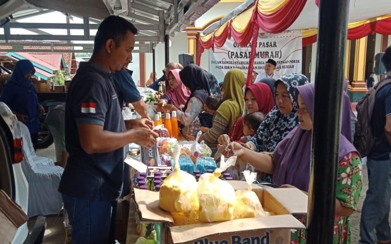 Polsek Mukomuko Selatan Monitoring dan Laksankan Pengamanan Giat Pasar Murah 