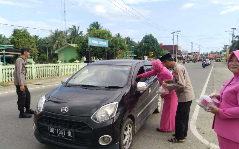 Bulan Suci Ramadhan, Polsek Mukomuko Selatan Bersama Bhayangkari Bagi-Bagi Takjil Kepada Warga 