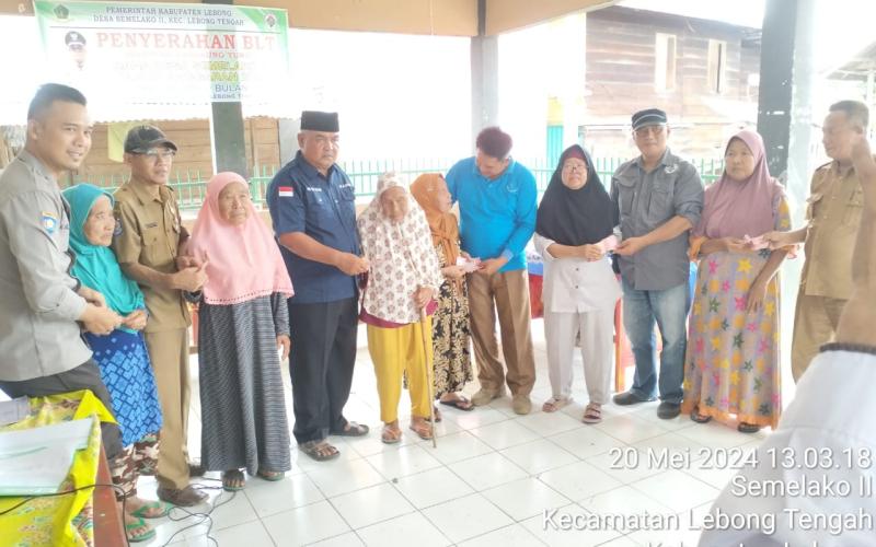 Bhabinkamtibmas Polsek Lebong Tengah Hadiri Penyaluran BLT DD di Desa Semelako II