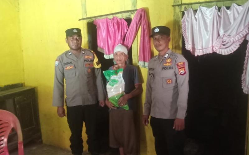 Berbagi Kepada Warga Kurang Mampu, Bhabinkamtibmas Serahkan Sembako kepada Warga Desa Tebing Rambutan 