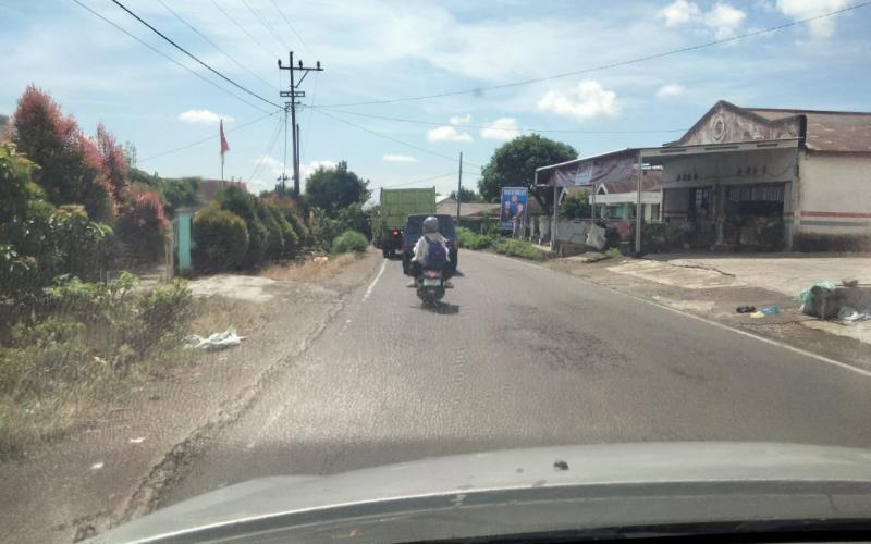 Polsek Sindang Kelingi Kawal Warga yang Ingin Melintas Jalan Lintas Curup-Lubuklinggau