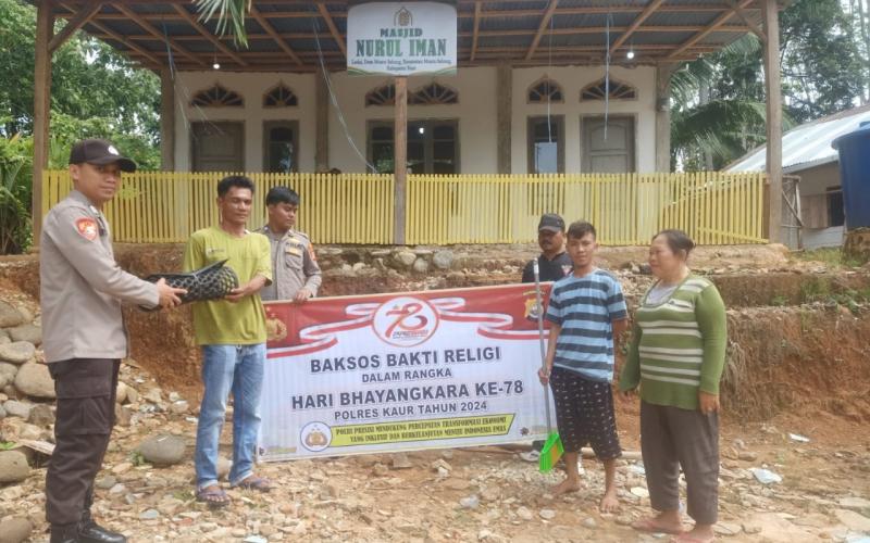 Sambut HUT Bhyangkara ke-78, Polsek Muara Sahung Gelar Bakti Religi Bersihkan Tempat Ibadah