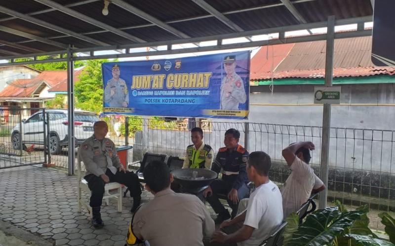 Polsek Kotapadang Jumat Curhat di Stasiun Kereta Api di Kelurahan Bedeng 