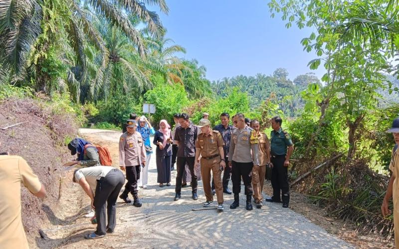 Pantau Pembangunan Bhabinkamtibmas Kapolsek dan Bhabinkamtibmas Polsek Pino Raya Hadiri Kegiatan Sertifikasi Pembangunan Desa Binaannya