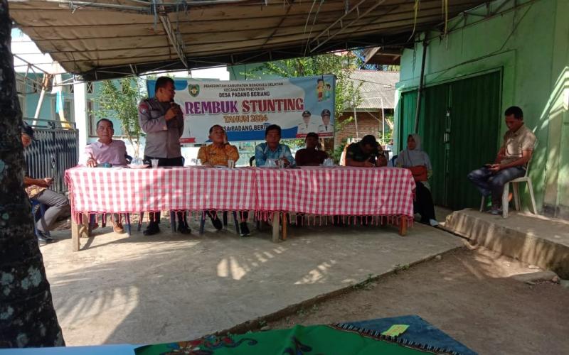 Kanit Binmas dan Bhabinkamtibmas Polsek Pino Raya Hadiri Rapat Kerja Mini Lokakarya Pengendalian Stunting di Desa Padang Beriang