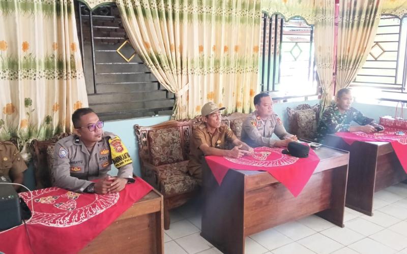 Pantau Pembangunan Jalan, Kapolsek dan  Bhabinkamtibmas Polsek Pino Raya Hadiri Kegiatan Sertifikasi Pembangunan Desa Bandung Ayu