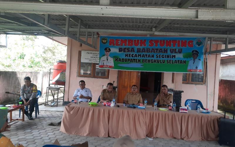 Kanit Binmas dan Bhabinkamtibmas Seginim Hadiri Mini Lokakarya Percepatan Penurunan Stunting Tingkat Kecamatan Air Nipis