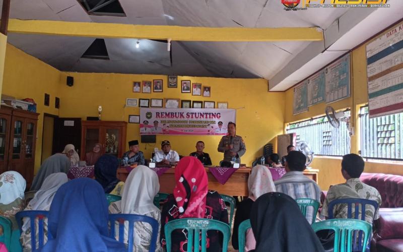 Kapolsek dan Bhabinkamtibmas Polsek Pino Raya Hadiri Rapat Kerja Mini Lokakarya Desa Padang Serasan