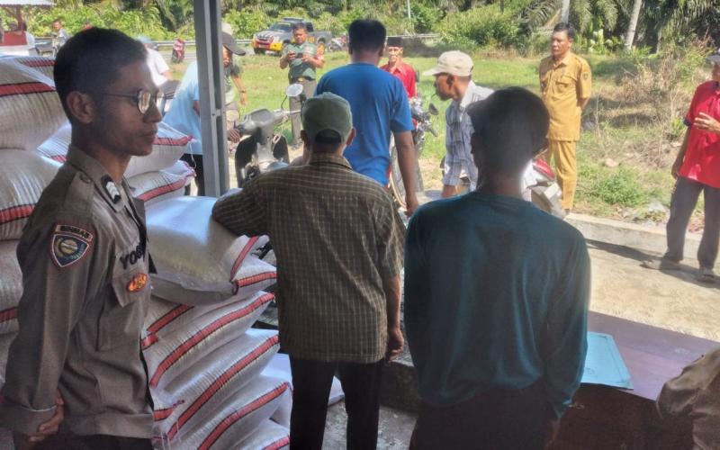 Bhabinkamtibmas Polsek Manna Menghadiri Kegiatan Pembagian Beras Ketahanan Pangan di Desa Padang Brunai