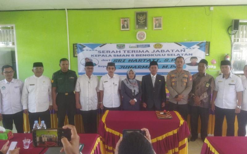 Kapolsek Manna dan Bhabinkamtibmas Polsek Manna Menghadiri Undangan Serah Terima Kepala Sekolah SMAN 06 BS 